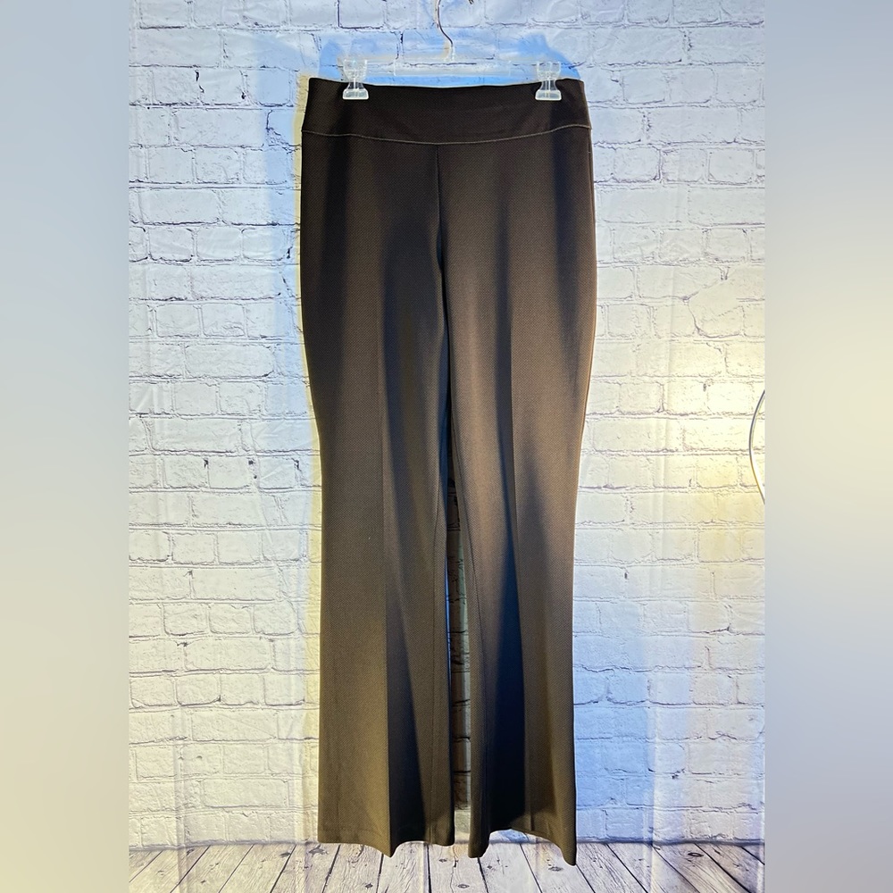 New York and Co. Ladies brown straight leg stretch pants. Size M.